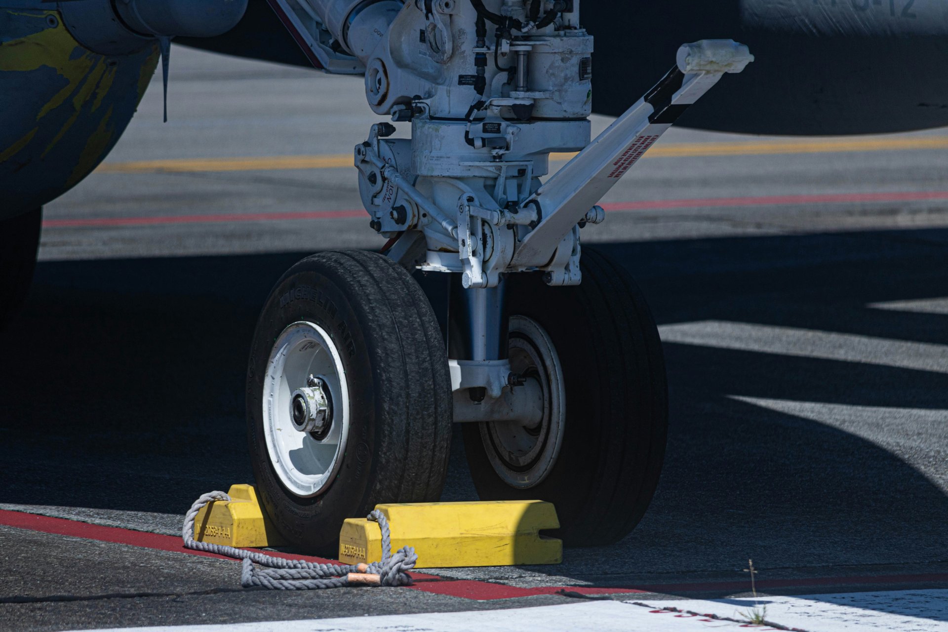 Aircraft landing gear assembly during MRO